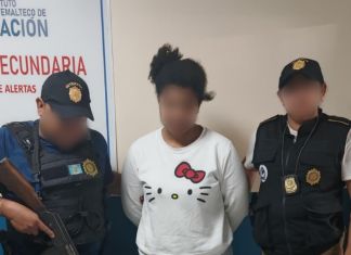 Mujer acusada de secuestro que se ocultaba en México fue entregada a la PNC. Foto La Hora: PNC.