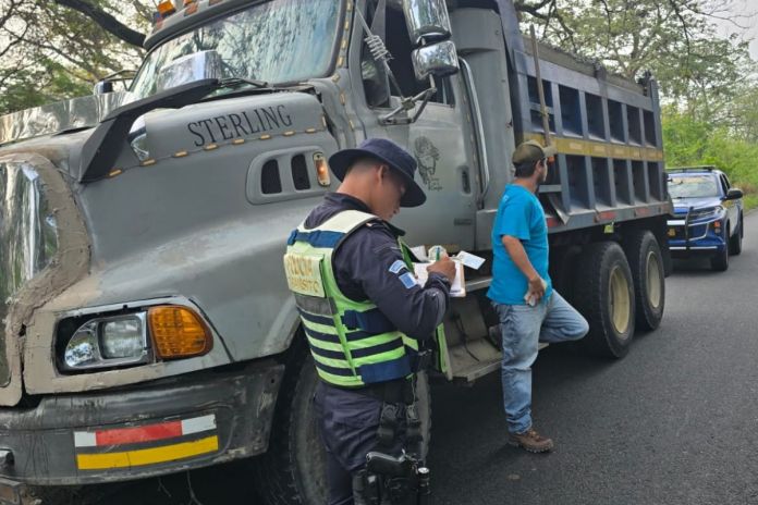 Q600 de multa a piloto de camión de volteo por ignorar las señales de tránsito. Foto La Hora: PNC.