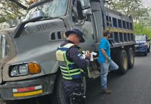 Q600 de multa a piloto de camión de volteo por ignorar las señales de tránsito. Foto La Hora: PNC.