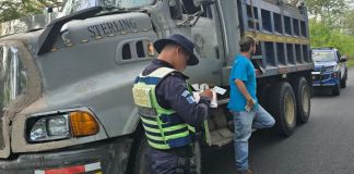 Q600 de multa a piloto de camión de volteo por ignorar las señales de tránsito. Foto La Hora: PNC.