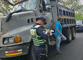 Q600 de multa a piloto de camión de volteo por ignorar las señales de tránsito. Foto La Hora: PNC.