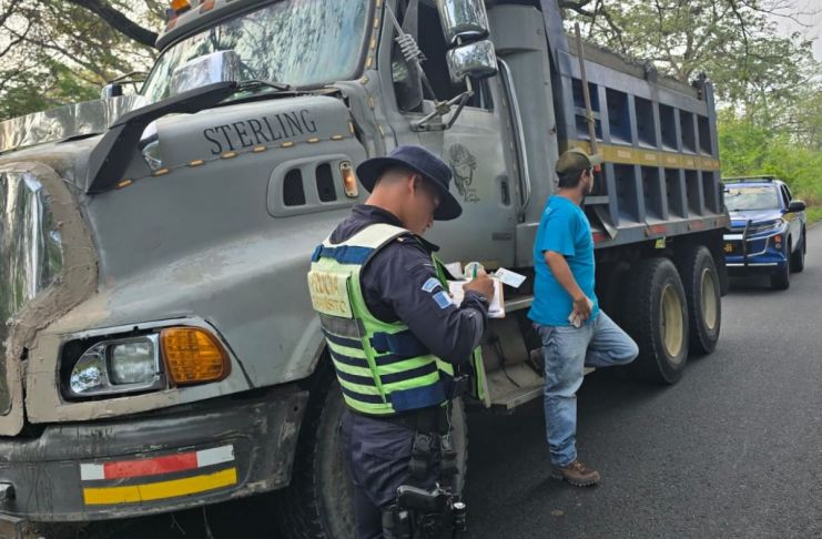 Q600 de multa a piloto de camión de volteo por ignorar las señales de tránsito. Foto La Hora: PNC.