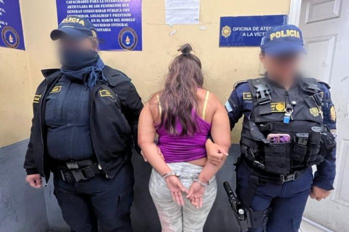 Capturan a mujer señalada de atacar con cuchillo a su conviviente en Villa Nueva. Foto La HORA: PNC.