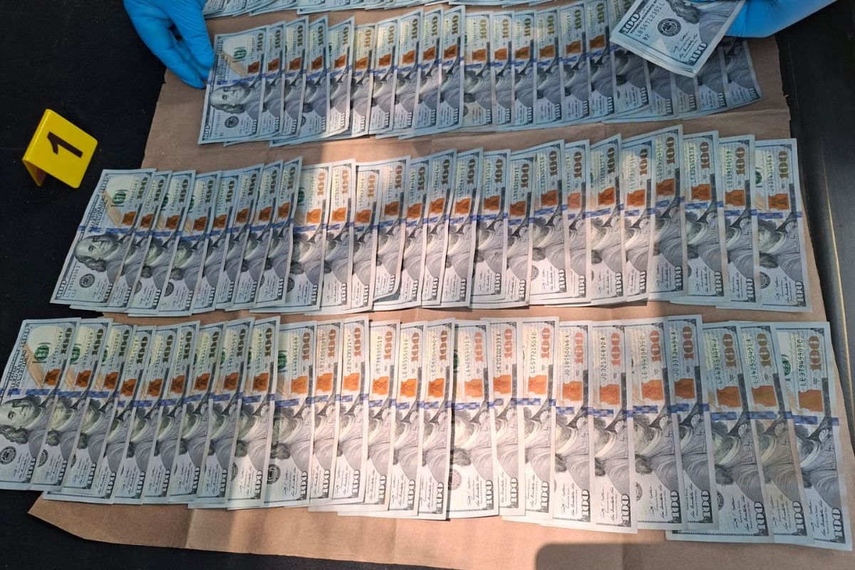 Detienen a mujer con USD 10 mil en efectivo mientras conducía una camioneta en Huehuetenango