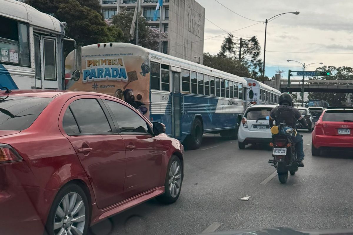 Tráfico GT | Transportistas levantan protesta en los alrededores del Centro Cívico y Palacio Nacional