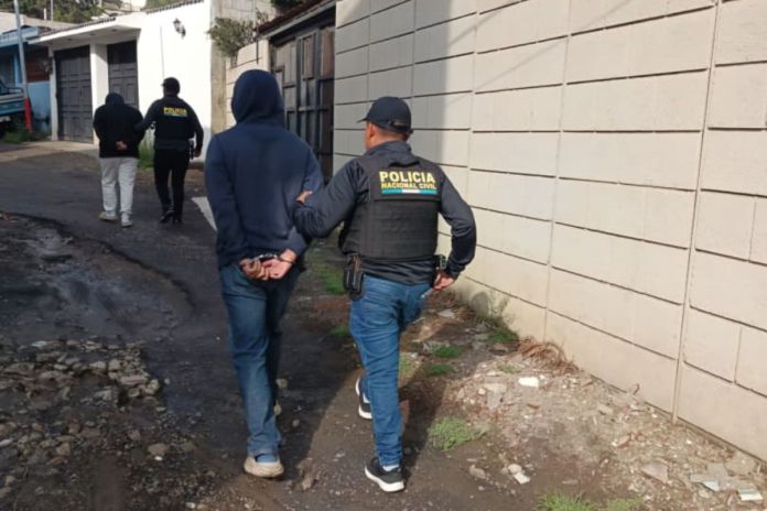 Capturan a personas que simulaban ser empleados bancarios para acreditarse fuertes sumas de dinero. Foto La Hora: PNC.