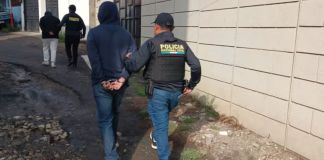 Capturan a personas que simulaban ser empleados bancarios para acreditarse fuertes sumas de dinero. Foto La Hora: PNC.