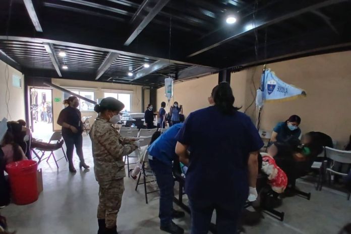 Más de 350 estudiantes fueron atendidos tras intoxicación. Foto La Hora: RR.SS.