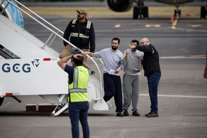 Llega a San José avión con 25 migrantes deportados de Estados Unidos