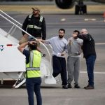 Llega a San José avión con 25 migrantes deportados de Estados Unidos