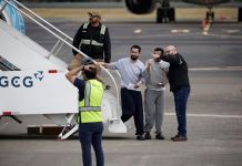 Llega a San José avión con 25 migrantes deportados de Estados Unidos