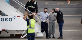 Llega a San José avión con 25 migrantes deportados de Estados Unidos