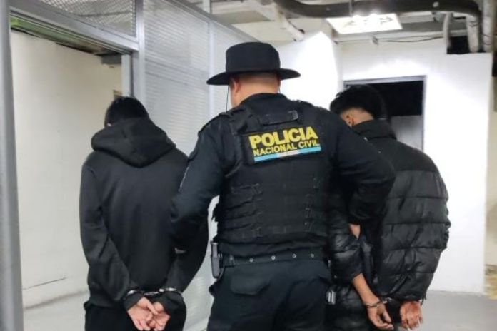 Frustran asalto a automovilista y detienen a dos sospechosos en la calzada Roosevelt. Foto La Hora: PNC.