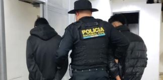 Frustran asalto a automovilista y detienen a dos sospechosos en la calzada Roosevelt. Foto La Hora: PNC.