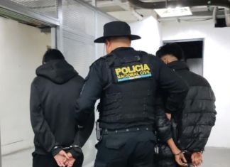 Frustran asalto a automovilista y detienen a dos sospechosos en la calzada Roosevelt. Foto La Hora: PNC.