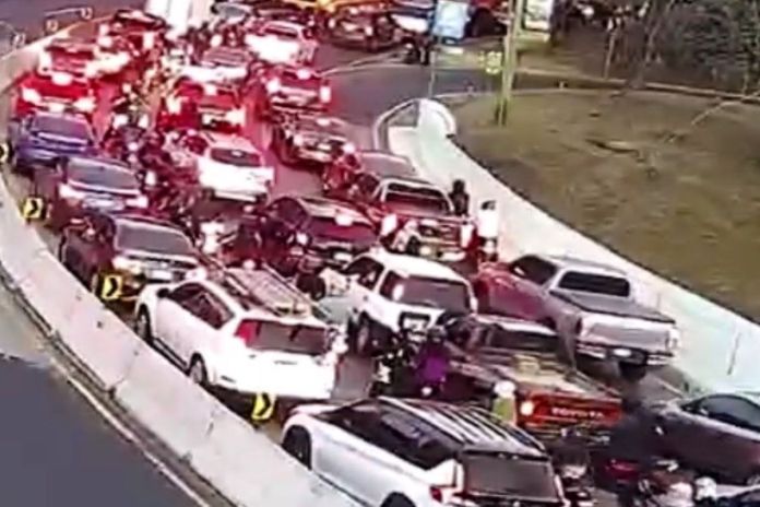 Tránsito colapsado en bulevar Vista Hermosa tras fallecimiento de peatón. Foto La Hora: Amílcar Montejo.