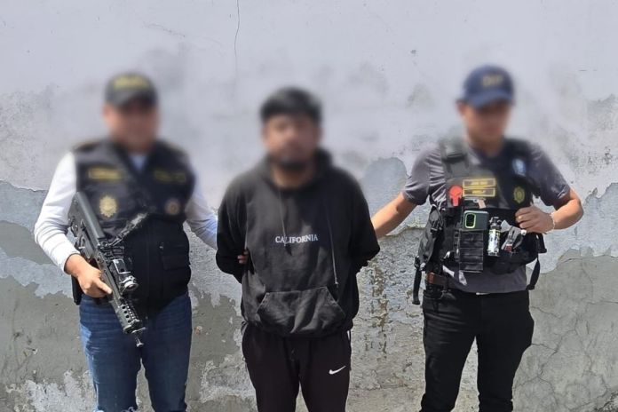 Detiene a hombre que se hacía pasar por empresa telefónica para cometer fraude bancario. Foto La Hora: MP.