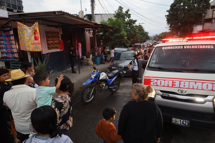 Ataque armado en colonia Mario Alioto Villa Nueva. Foto La Hora: Bomberos Voluntarios.