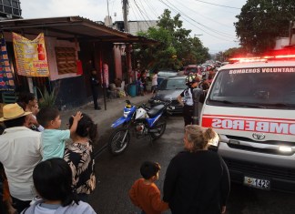 Ataque armado en colonia Mario Alioto Villa Nueva. Foto La Hora: Bomberos Voluntarios.
