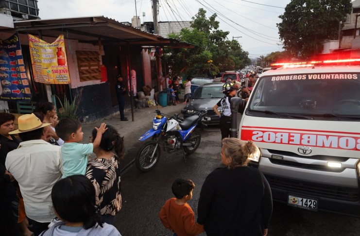 Ataque armado en colonia Mario Alioto Villa Nueva. Foto La Hora: Bomberos Voluntarios.