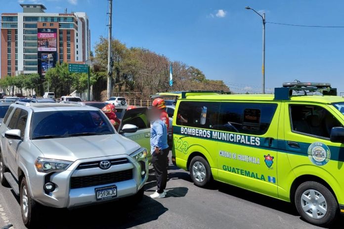 Ataque armado registrado en el puente Naranjo, zona 4 de Mixco. Foto La Hora: CBM