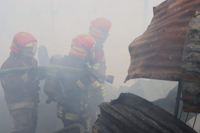 Varias motobombas han sido utilizadas para sofocar el siniestro registrado en la zona 5. Foto La Hora: Bomberos Municipales