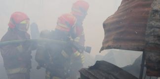 Varias motobombas han sido utilizadas para sofocar el siniestro registrado en la zona 5. Foto La Hora: Bomberos Municipales