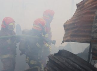 Varias motobombas han sido utilizadas para sofocar el siniestro registrado en la zona 5. Foto La Hora: Bomberos Municipales