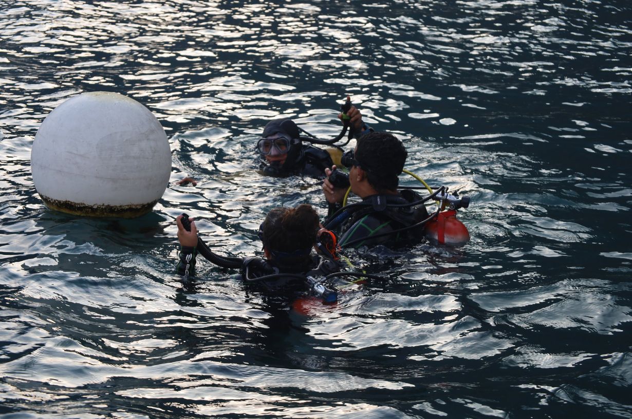 Intensifican búsqueda de Jesler Palacios en lago de Atitlán, bomberos se apoyan con unidad canina