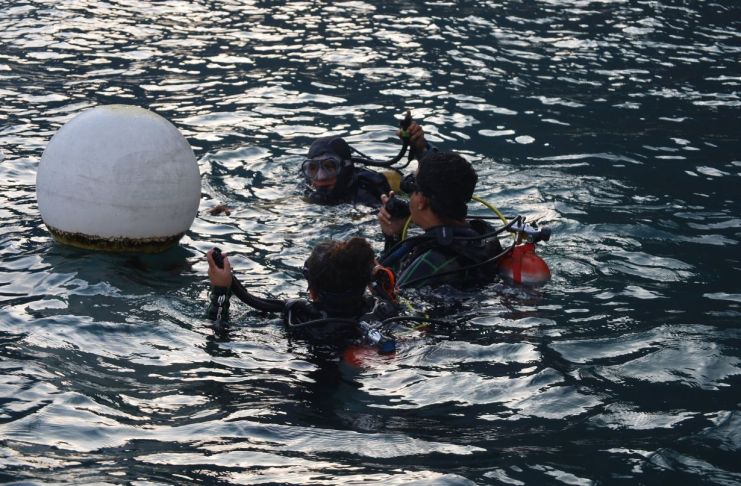 Buzos de los Bomberos Voluntarios y una unidad canina realiza la búsqueda de Jesler Palacios por tercer día. Foto La Hora: Bomberos Voluntarios