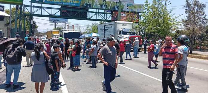 Un grupo de personas mantiene bloqueado el paso vehicular en el kilómetro 19.5 de la ruta Interamericana, únicamente en sentido hacia occidente.