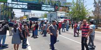 Un grupo de personas mantiene bloqueado el paso vehicular en el kilómetro 19.5 de la ruta Interamericana, únicamente en sentido hacia occidente.