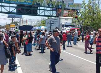 Un grupo de personas mantiene bloqueado el paso vehicular en el kilómetro 19.5 de la ruta Interamericana, únicamente en sentido hacia occidente.