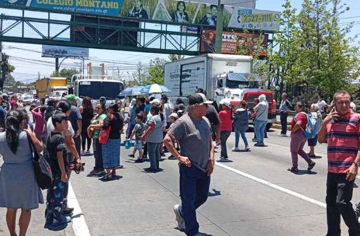Un grupo de personas mantiene bloqueado el paso vehicular en el kilómetro 19.5 de la ruta Interamericana, únicamente en sentido hacia occidente.