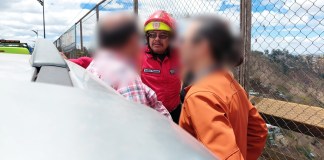 Bomberos Municipales evitan que hombre se lance del Puente El Incienso. Foto La Hora: CBM.