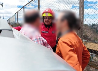 Bomberos Municipales evitan que hombre se lance del Puente El Incienso. Foto La Hora: CBM.