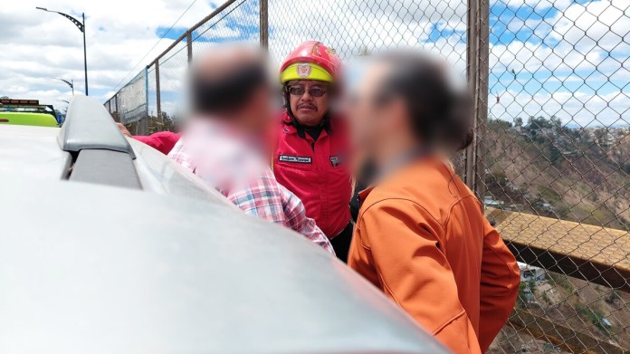 Bomberos (1) Bomberos Municipales evitan que hombre se lance del Puente El Incienso. Foto La Hora: CBM.