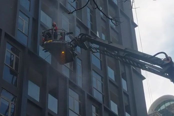 Bomberos Municipales liquidando incendio registrado en un edificio de la zona 10 capitalina. Foto La Hora: CBM