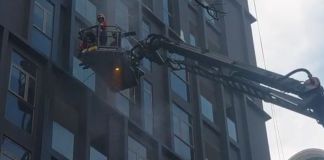 Bomberos Municipales liquidando incendio registrado en un edificio de la zona 10 capitalina. Foto La Hora: CBM