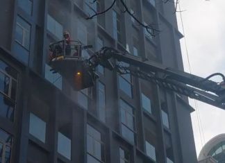 Bomberos Municipales liquidando incendio registrado en un edificio de la zona 10 capitalina. Foto La Hora: CBM