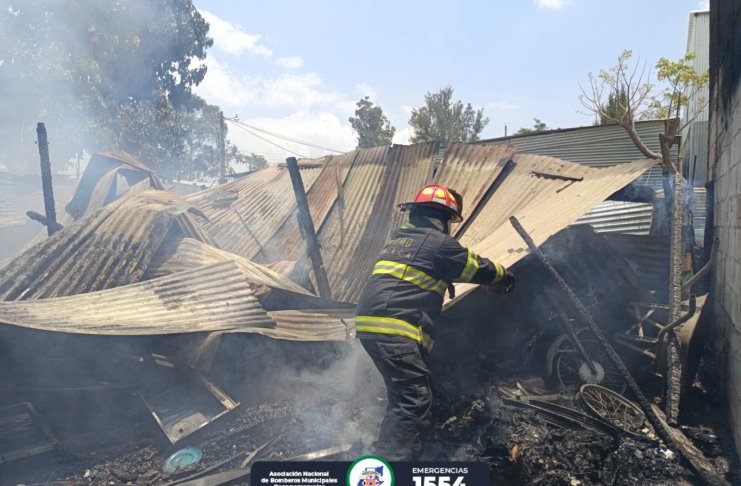Incendio atendido por Bomberos Municipales Departamentales. Foto La Hora: Asonbomd