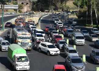 El tránsito vehicular no se ha visto afectado en bulevar Liberación hacia El Obelisco tras la manifestación. Foto La Hora: José Orozco