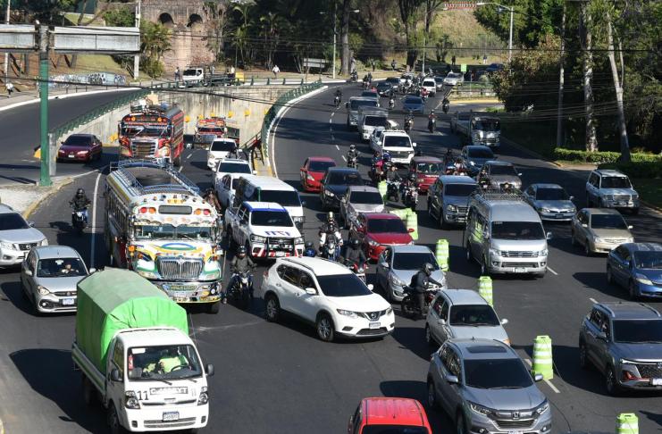 El tránsito vehicular no se ha visto afectado en bulevar Liberación hacia El Obelisco tras la manifestación. Foto La Hora: José Orozco