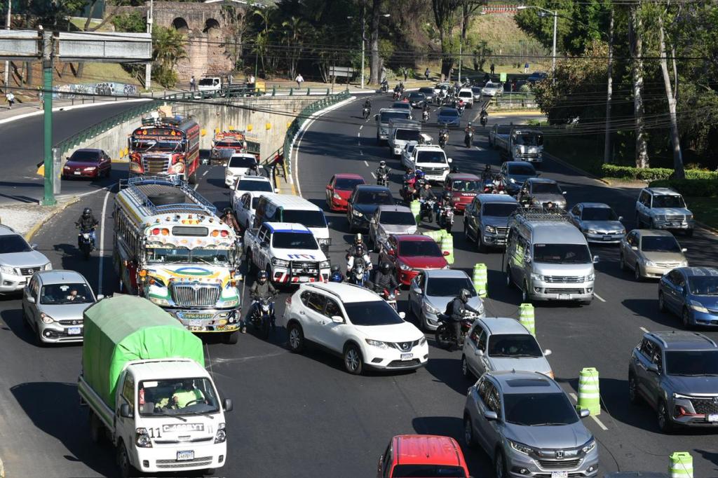 El tránsito vehicular no se ha visto afectado en bulevar Liberación hacia El Obelisco tras la manifestación. Foto La Hora: José Orozco