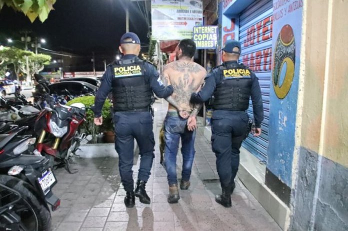 El sujeto, identificado como Brandon 