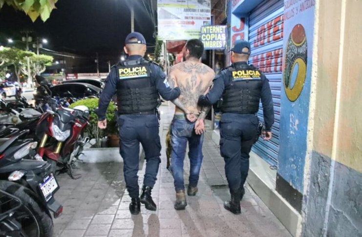 El sujeto, identificado como Brandon "N", de 29 años, mantenía al niño de 8 años en cautiverio. Foto: PNC