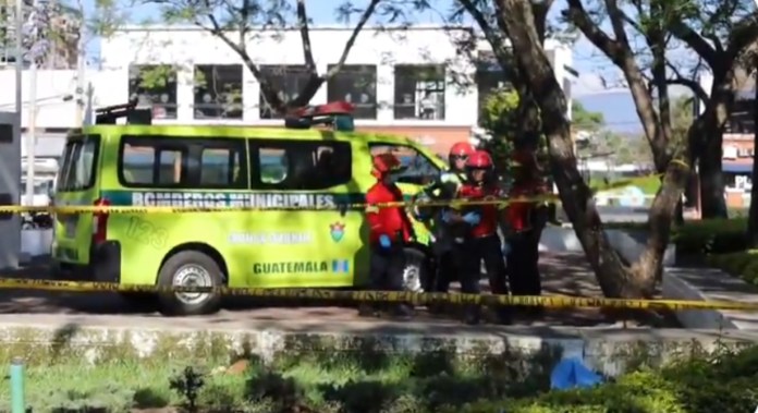 Un hombre fue localizado sin vida la mañana de este viernes en un área verde de la Avenida Las Américas y 14 calle, en la zona 14 capitalina.