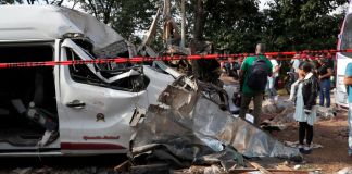 Escena de devastación en la vía Panamericana, sector El Túnel, tras un grave ataque en Cajibío, Cauca. El incidente resultó en daños severos a la infraestructura vial, vehículos destruidos y un tramo de la carretera inhabilitado, dejando un saldo de 19 personas fallecidas. Foto La Hora: EFE