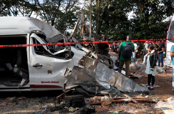 Escena de devastación en la vía Panamericana, sector El Túnel, tras un grave ataque en Cajibío, Cauca. El incidente resultó en daños severos a la infraestructura vial, vehículos destruidos y un tramo de la carretera inhabilitado, dejando un saldo de 19 personas fallecidas. Foto La Hora: EFE