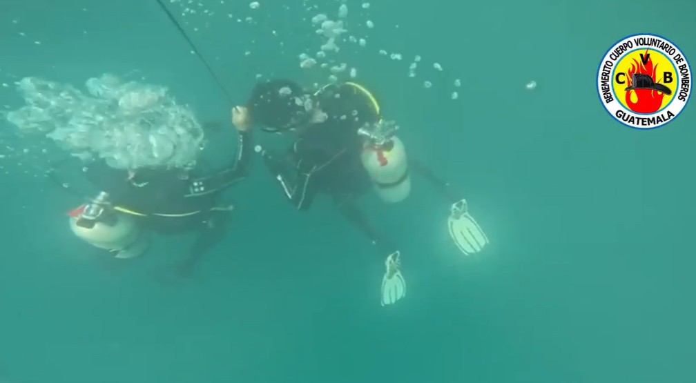 VIDEO | Bomberos Voluntarios intensifican búsqueda de Jesler Palacios en el lago de Atitlán
